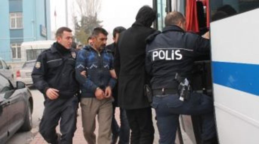 &Ccedil;ocuklara Otomobil Soyduran &Ccedil;ete Adliyeye Sevk Edildi