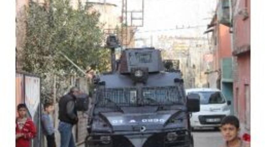 Operasyonda Polisin Silahını Gasp Ettiler