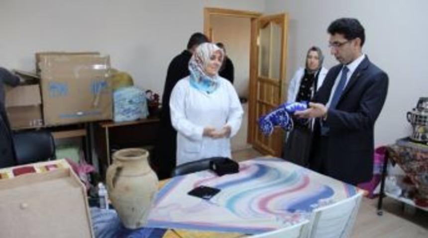 Kadın Beceri Merkezi &Uuml;retiyor