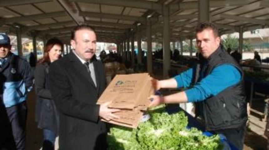 Başkan Doğan Pazarda File Ve Kese Kağıdı Dağıttı