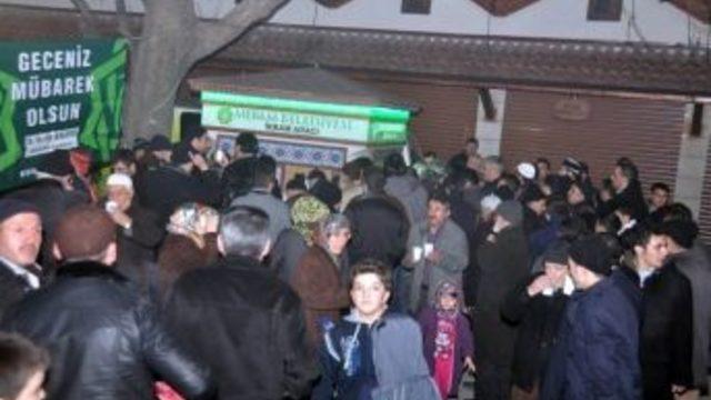 Meram Belediyesi’nden Kandil Gecesi Süt İkramı