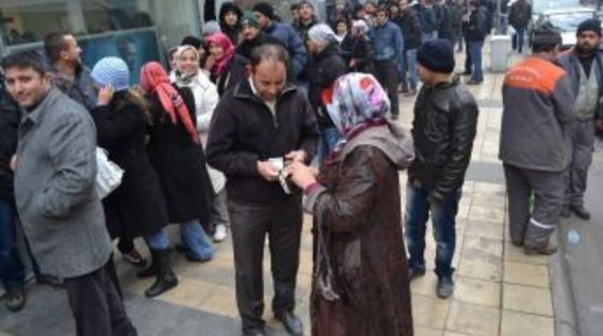 Ev Sahibi Olmak İ&ccedil;in Sıraya Girdiler