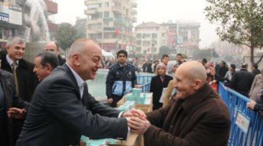 Başkan Erg&uuml;n Vatandaşa Kandil Simidi Dağıttı