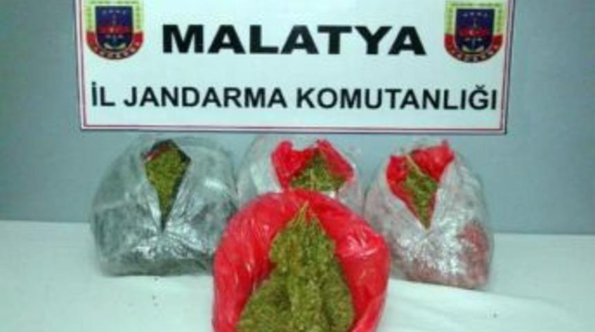 Otob&uuml;s Yolcusunda Esrar Ele Ge&ccedil;irildi