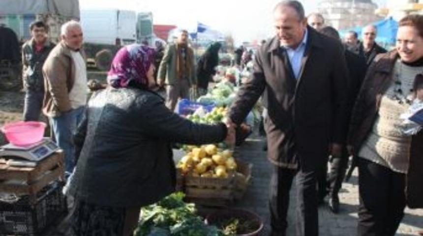 Ak Parti D&uuml;zce Belediye Başkan Adayı Keleş Pazar Yerini Gezdi