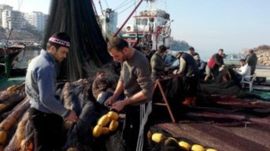 Balık&ccedil;ılar Mola Verdi Tekneler Bakıma &Ccedil;ekildiler
