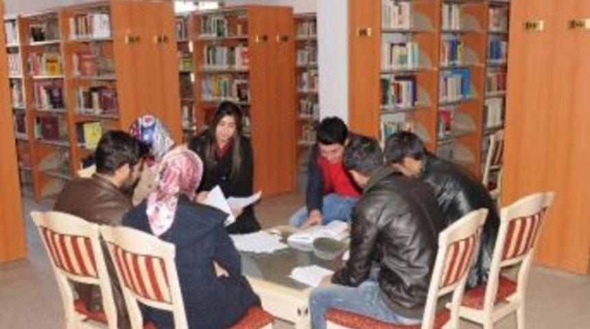 &Uuml;niversite K&uuml;t&uuml;phanesine İlgi B&uuml;y&uuml;k