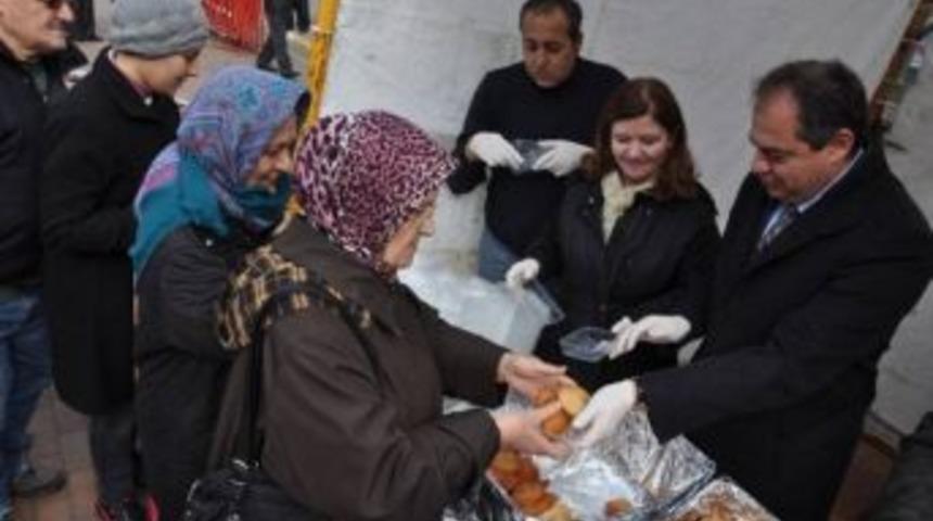 Tekirdağ Belediye Başkanı Dalgı&ccedil;, Mevlid Kandilinde Bin 500 Vatandaşa Lokma Dağıttı
