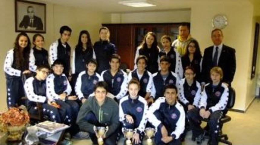 Gaziantep Kolej Vakfı Y&uuml;zmede &Uuml;&ccedil; Takımıyla Şampiyon Oldu