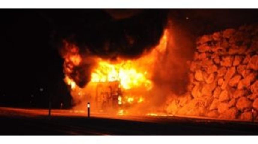 Tokat&rsquo;ta Yolcu Otob&uuml;s&uuml; Alev Alev Yandı