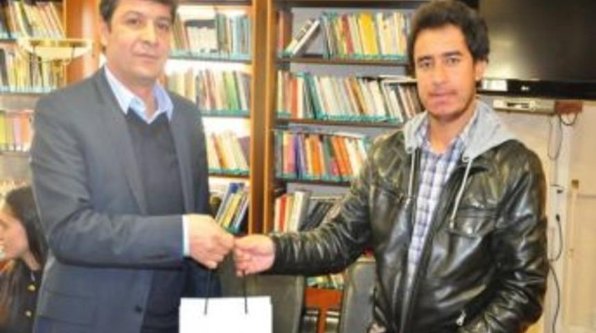 Ma&uuml;&rsquo;da Kitap Okuyan &Ouml;ğrenciler &Ouml;d&uuml;llerini Aldı