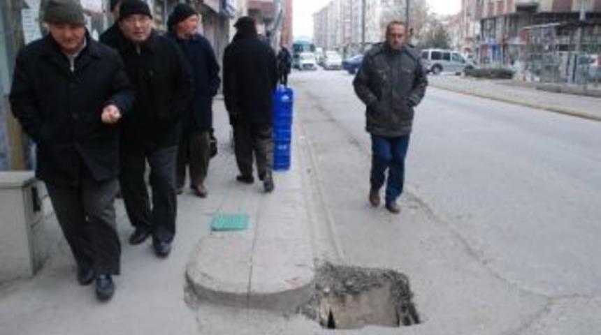 Cadde &Uuml;zerindeki Kuyu Tehlike Sa&ccedil;ıyor