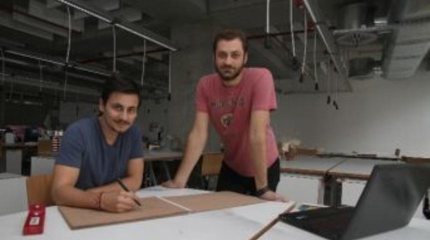 İzmir Ekonomi &Ouml;ğrencilerine &Ouml;d&uuml;l Yağıyor