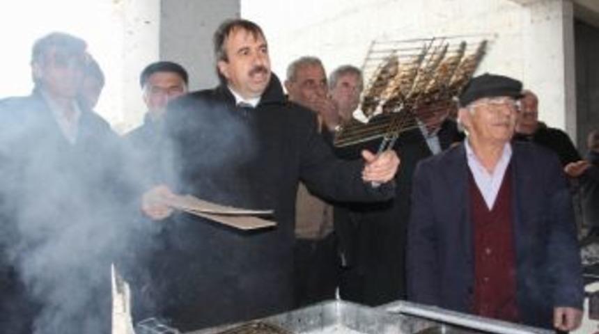 Balık-köfte Pişirip Vatandaşa İkram Etti