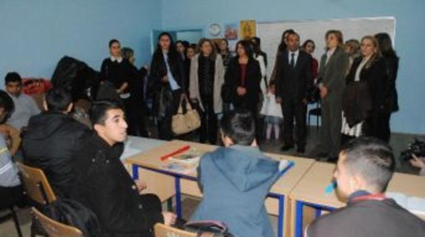 Komutan Eşleri Yardım Dağıttı