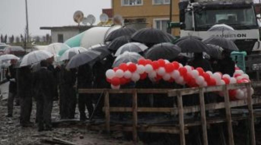 Rize'de Yağmur Altında Temel T&ouml;reni D&uuml;zenlendi