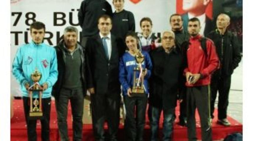 Meskispor'lu Atletler B&uuml;y&uuml;k Atat&uuml;rk Koşusundan Kupayla D&ouml;nd&uuml;ler