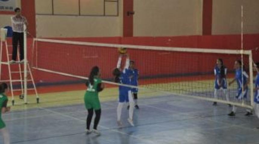 Okullar Arası Yıldızlar Voleybol M&uuml;sabakalarına Devam Edildi