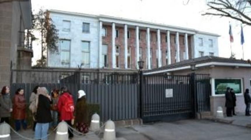 Bdp Grup Başvekili Buldan, 3 Kadın Cinayetinin Aydınlatılması İ&ccedil;in Toplanan İmzaları Fransa B&uuml;y&uuml;kel&ccedil;iliğine Teslim Etti