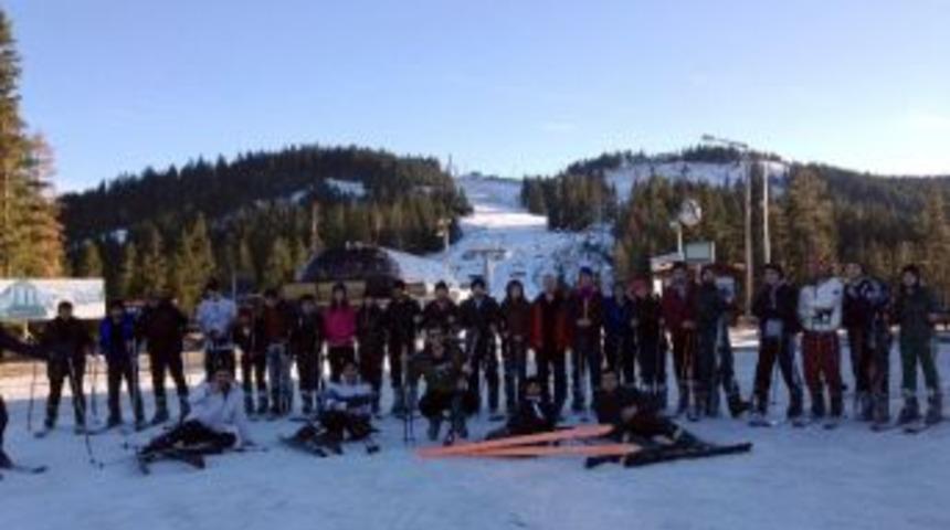 Om&uuml;&rsquo;l&uuml; &Ouml;ğrenciler Ilgaz&rsquo;da Kayak Dersi Aldı