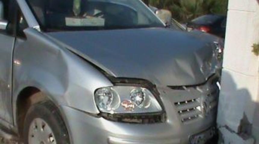 Kavşakta &Ccedil;arpışan Ara&ccedil;lar Duvara &Ccedil;arparak Durabildi: 3 Yaralı