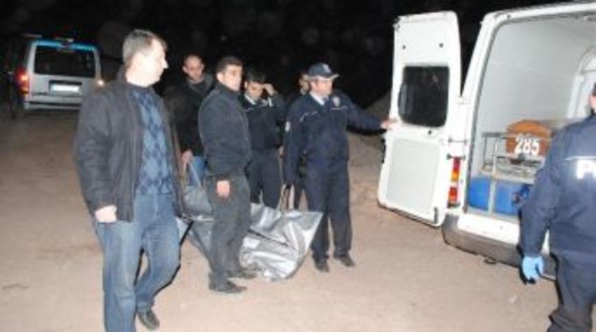 Kocaeli'de Ağaca Asılmış Ceset Bulundu