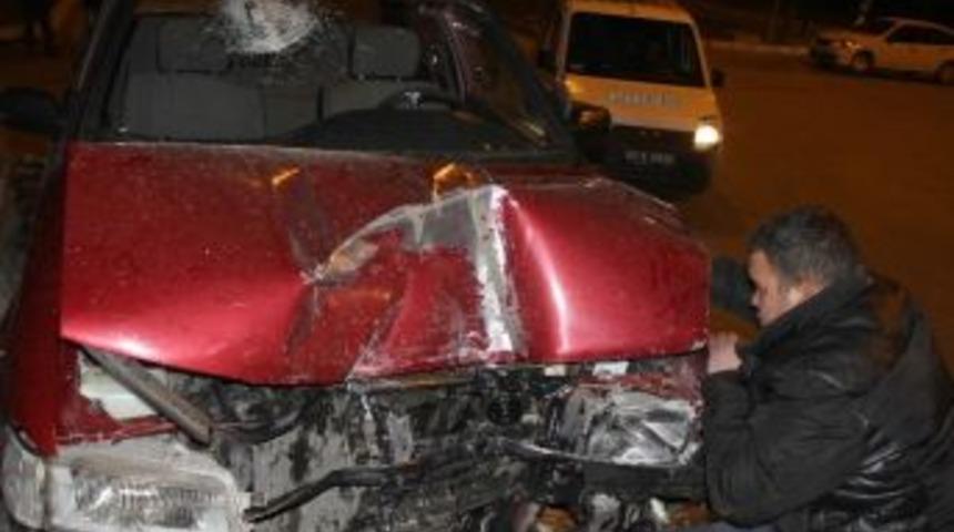 Otomobil Halk Otob&uuml;s&uuml;yle &Ccedil;arpıştı: 1 Yaralı