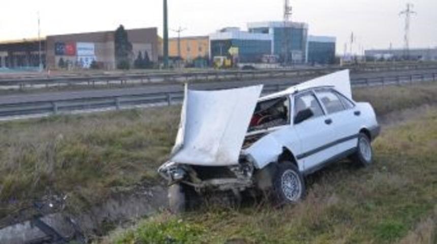 Otomobiliyle Su Kanalına U&ccedil;an S&uuml;r&uuml;c&uuml;y&uuml; İtfaiye Ekipleri &Ccedil;ıkarttı