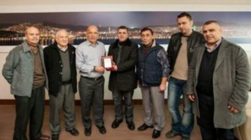 Kartal Esnafından Başkan &Ouml;z&rsquo;e Plaket