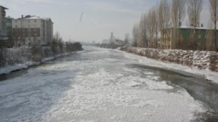 Pasinler&rsquo;de Kale &Ccedil;ay&rsquo;ı Dondu