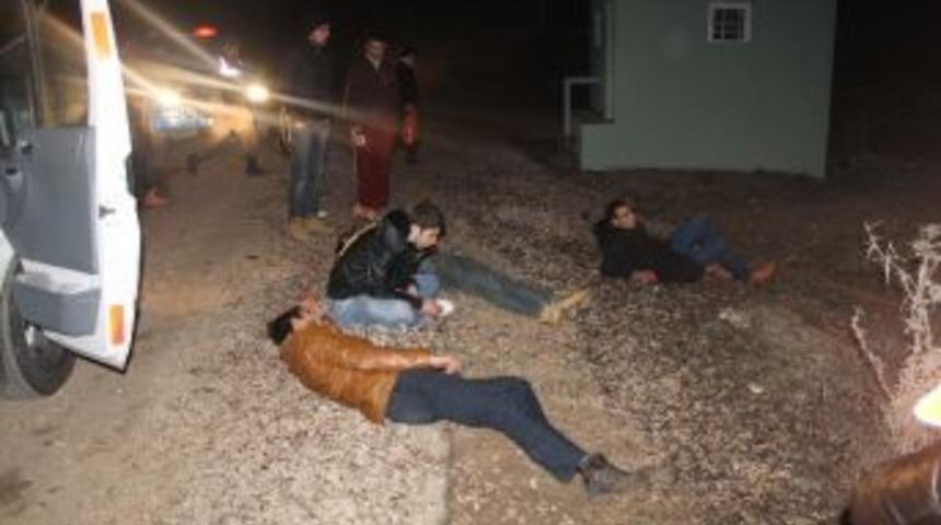 Virajı Alamayan Otomobil Tarlaya Girdi: 6 Yaralı