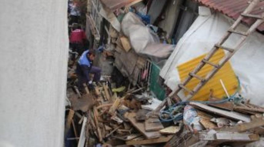 (&ouml;zel Haber) Yaşlı Kadın Basın Mensuplarını Tehdit Etti