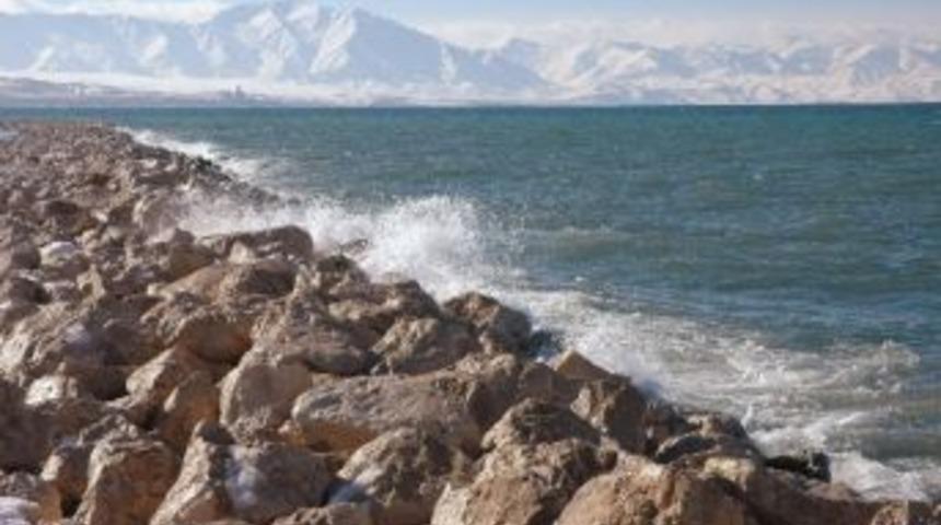 Van G&ouml;l&uuml;&rsquo;nde Oluşan Dalgalardan Dolayı Balık&ccedil;ılar G&ouml;le A&ccedil;ılamadı