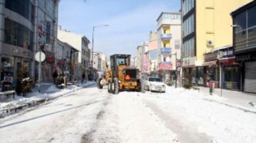 Kars Belediyesi Cadde Ve Kaldırımların Karını Temizledi
