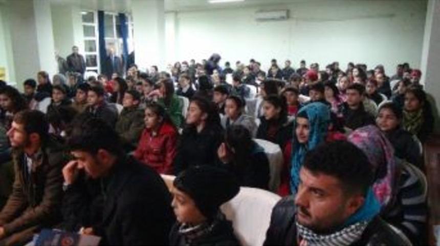 Silvan'da 'bir İshak Oluyorsun, Bir Cemil' Adlı Oyun Sahnelendi