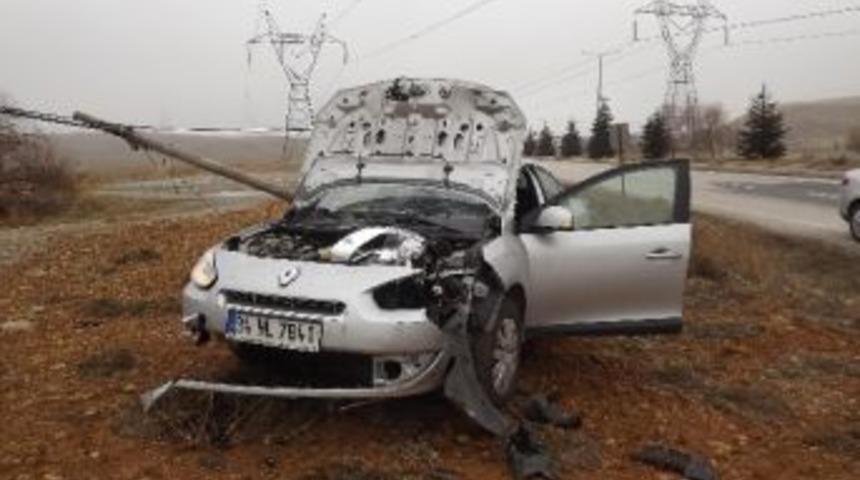 Otomobil Telefon Direğine &Ccedil;arptı