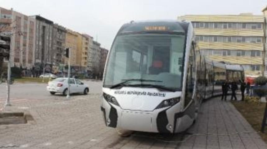 Kocaeli'nin Tramvayı G&ouml;r&uuml;c&uuml;ye &Ccedil;ıktı