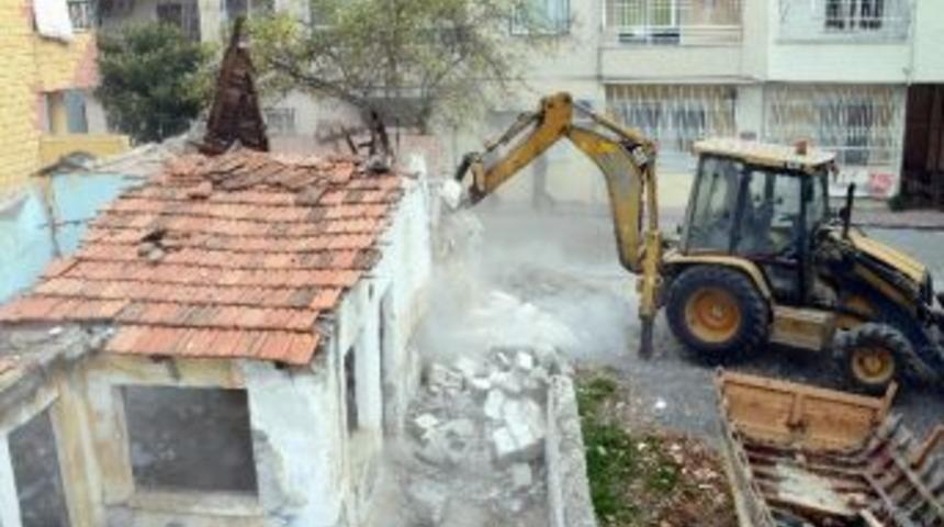 Akdeniz'de Tehlike Yaratan Metruk Binaların Yıkımları S&uuml;r&uuml;yor