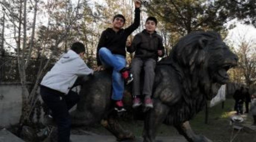 Ger&ccedil;eği Değil Maketiyle Oynadılar