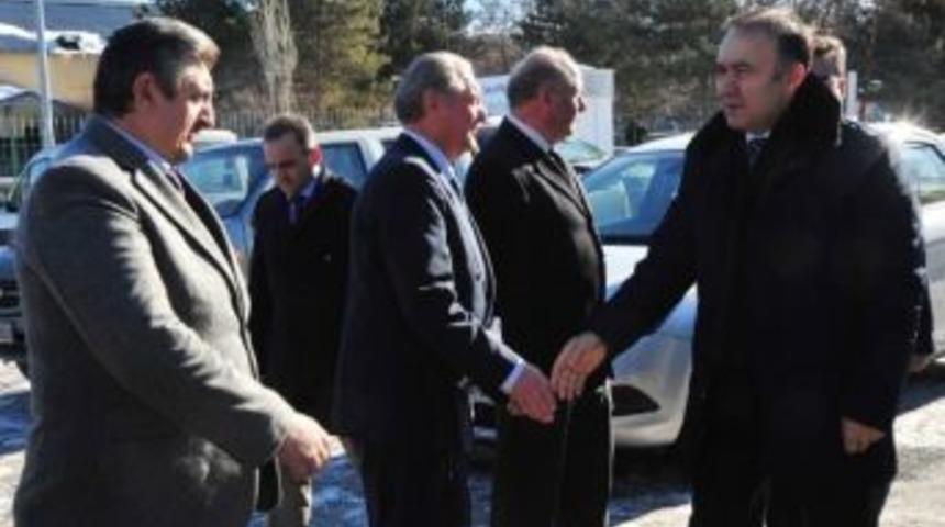 Vali Altıparmak&rsquo;tan Orman B&ouml;lge İle Orman Ve Su İşleri B&ouml;lge M&uuml;d&uuml;rl&uuml;klerine Ziyaret&hellip;