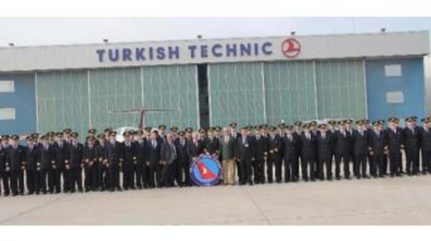 Thy'nin Yeni Pilotları Mezuniyetini Kep Atarak Kutladı
