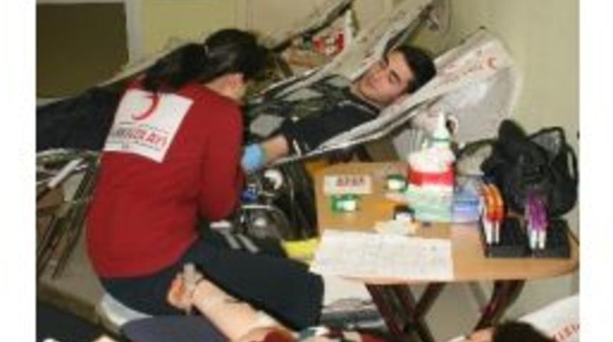 D&uuml;zce Birey Dershanesi &Ouml;ğretmenleri Ve &Ouml;ğrencileri Kan Verdi