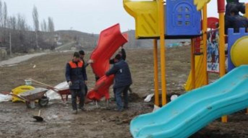 Park Ve Bah&ccedil;elerde Temizlik &Ccedil;alışmaları