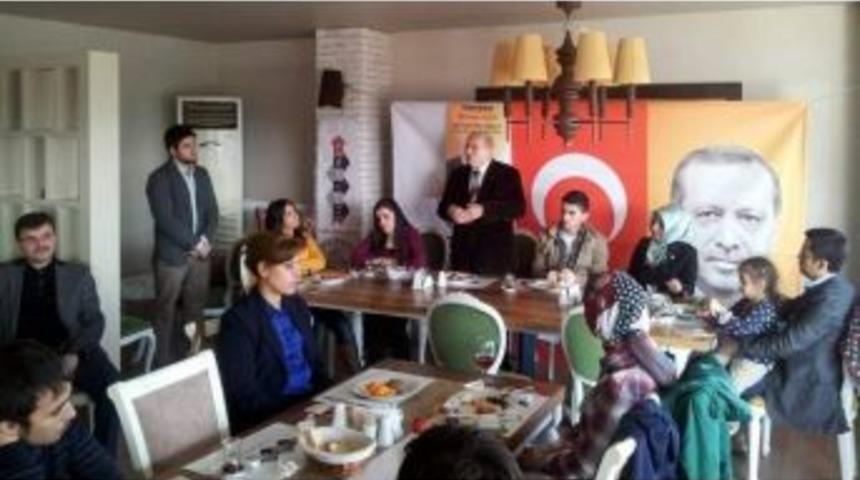 Başkan Adayı Kalay, &Uuml;niversiteli Gen&ccedil;ler İle Bir Araya Geldi