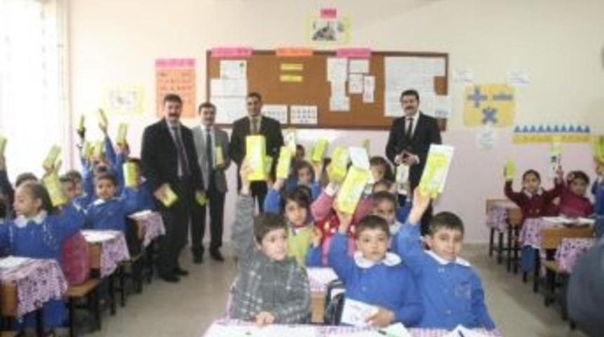 Şanlıurfa'da &Ouml;ğrencilere Tasarruf Amp&uuml;l&uuml; Dağıtıldı