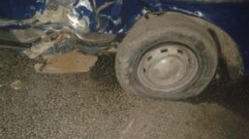 &Ccedil;orum'da Kamyonet Otomobille &Ccedil;arpıştı: 1 &Ouml;l&uuml;