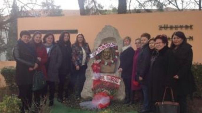 Chp'li Kadınlar Edirne'de Z&uuml;beyde Hanım Heykeline &Ccedil;i&ccedil;ek Bıraktı