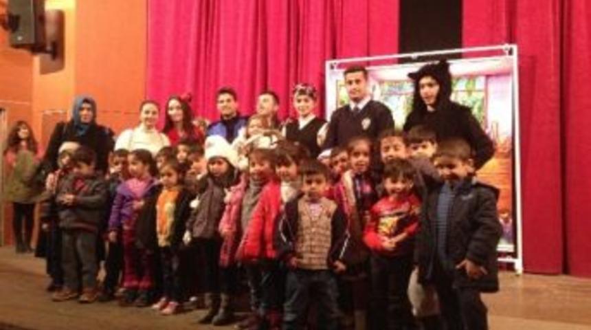 Minik &Ouml;ğrenciler, Kırmızı Başlıklı Kızı İzledi