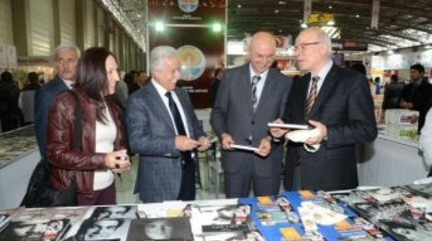 Aldırmaz, &Uuml;nl&uuml; İsimlerle Fuarı Gezdi