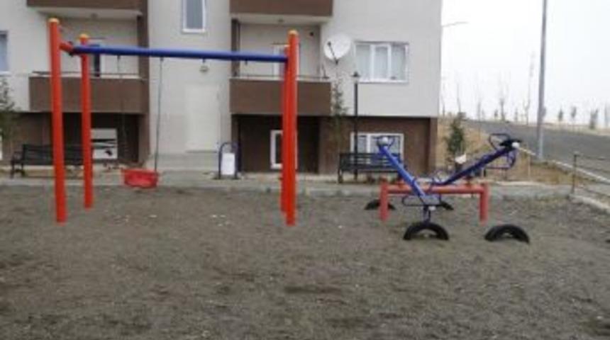 Toki &Ccedil;ocuk Parklarının Zemini Kau&ccedil;ukla Kaplanıyor